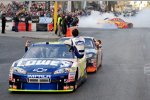 Jimmie Johnson beobachtet Kevin Harvick und dessen Burnouts