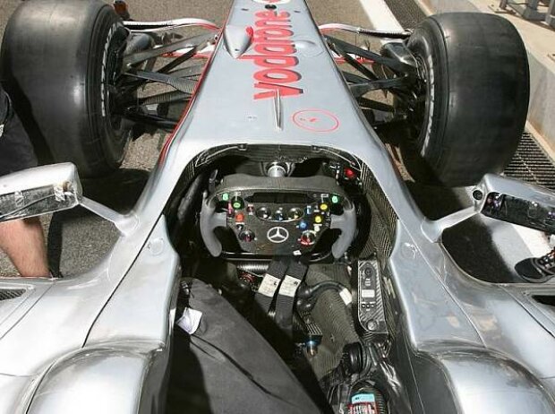 Titel-Bild zur News: McLaren-Mercedes-Cockpit