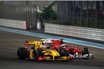 Fernando Alonso (Ferrari) findet keinen Weg an Vitaly Petrov (Renault) vorbei und verliert in Abu Dhabi den WM-Titel