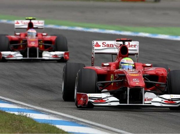 Felipe Massa vor Fernando Alonso