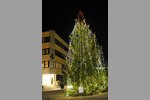 Der Ferrari-Weihnachtsbaum vor der Fabrik