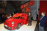Testfahrer Luca Badoer bekommt zum Abschied einen FIAT 500 Tributo Ferrari geschenkt