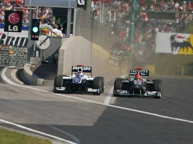 Rubens Barrichello überholt Michael Schumacher
