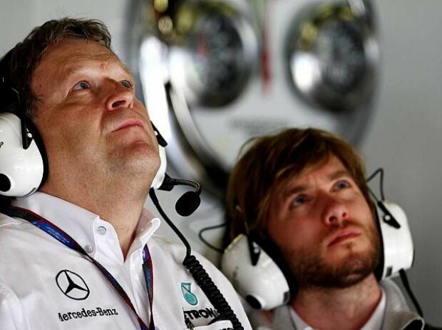 Titel-Bild zur News: Nick Heidfeld, Norbert Haug (Mercedes-Motorsportchef)