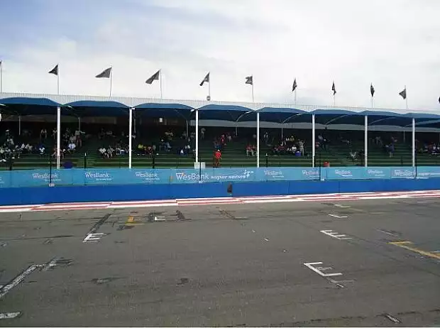 Haupttribüne in Kyalami Titel-Bild zur News: Haupttribüne in Kyalami