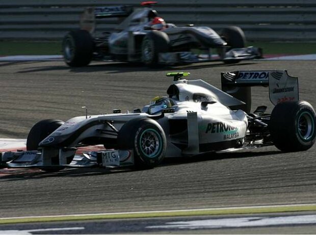 Nico Rosberg vor Michael Schumacher