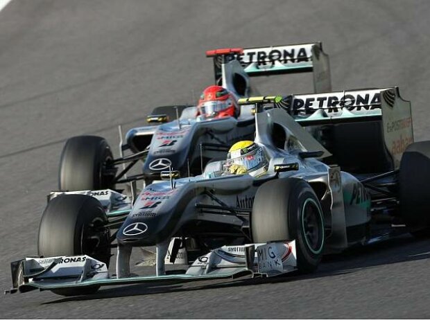 Michael Schumacher hinter Nico Rosberg Michael Schumacher hinter Nico Rosberg