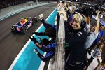 Sebastian Vettels sympathische Pressesprecherin Britta Roeske jubelt bei der Zieldurchfahrt in Abu Dhabi