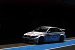 Andy Priaulx (BMW Team RBM) erlebt ein Jahr mit Licht und Schatten - wie hier in der Boxengasse von Portimao.