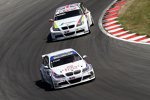 Andy Priaulx (BMW Team RBM) fährt vor Colin Turkington (WSR) zum Sieg in Brands Hatch...