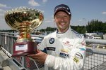 Andy Priaulx (BMW Team RBM) mit dem 50. WTCC-Siegerpokal für BMW - Rekord!