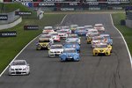 Andy Priaulx (BMW Team RBM) enteilt dem Feld in Oschersleben.