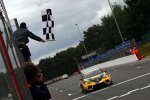 Jordi Gené (SR) wird in Zolder als Sieger abgewinkt - den Rennerfolg verliert er aber aufgrund technischer Ungereimtheiten...