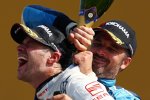 Tiago Monteiro (SR) und Yvan Muller (Chevrolet) feiern auf dem Podium von Valencia.