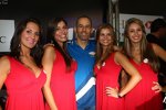 Beim Saisonauftakt in Curitiba umgibt sich Alain Menu (Chevrolet) mit brasilianischen Schönheiten.