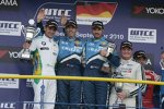 Augusto Farfus (BMW Team RBM), Alain Menu (Chevrolet) und Yvan Muller (Chevrolet) auf dem Podium von Oschersleben.