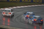Andy Priaulx (BMW Team RBM) duelliert sich im Regen von Okayama mit Robert Huff (Chevrolet) und Yvan Muller (Chevrolet).