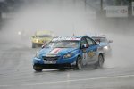 Im Regen von Curitiba behielt Yvan Muller (Chevrolet) prompt die Oberhand und siegte im ersten Saisonrennen.