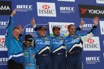 Robert Huff (Chevrolet), Yvan Muller (Chevrolet) und Alain Menu (Chevrolet) feiern den Dreifachsieg in Curitiba.