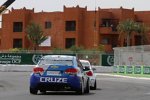 In Marrakesch macht sich Yvan Muller (Chevrolet) auf die Verfolgung von Andy Priaulx (BMW Team RBM), muss ihn aber ziehen lassen.
