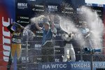 Tom Coronel (SR), Yvan Muller (Chevrolet) und Robert Huff (Chevrolet) feiern auf dem Monza-Podium.