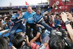 Robert Huff (Chevrolet), Yvan Muller (Chevrolet) und das Team feiern in der Boxengasse des Guia Circuits.