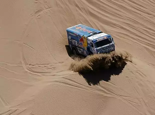 Dakar-Truck in der Wüste Titel-Bild zur News: Dakar-Truck in der Wüste