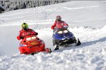 Valentino Rossi und Nicky Hayden (Ducati) kommen mit dem Schneemobil an