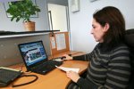 Cecile Baumier arbeitet an der neuen Website des Teams