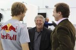 Sebastian Vettel und Christian Horner im Gespräch mit Ex-Weltmeister Mario Andretti