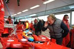 Fernando Alonso beim Shakedown des Ferrari F150 mit letzten Tipps von Luca di Montezemolo (Präsident) 