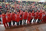 Stefano Domenicali (Teamchef), Fernando Alonso und Felipe Massa (Ferrari) mit den Piloten der Ferrari-Nachwuchsakademie in Fiorano