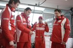 Felipe Massa (Ferrari) im Gespräch mit seinem Renningenieur Rob Smedley, Technikchef Aldo Costa und Chefdesigner Nikolas Tombazis (von links)