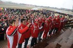 Die Ferrari-Piloten und ihre Fans in Fiorano