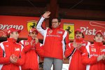 Stefano Domenicali (Teamchef) (Ferrari) im Kreise seiner Fahrer