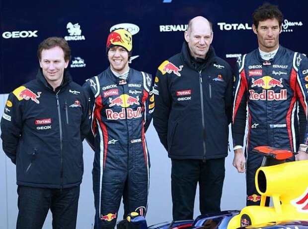 Titel-Bild zur News: Mark Webber, Adrian Newey (Technischer Direktor), Sebastian Vettel, Christian Horner (Teamchef)