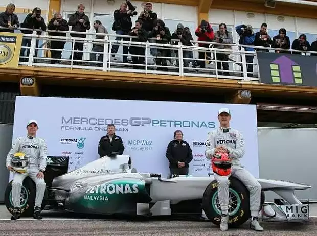 Michael Schumacher, Norbert Haug (Mercedes-Motorsportchef), Ross Brawn (Teamchef), Nico Rosberg Titel-Bild zur News: Michael Schumacher, Norbert Haug (Mercedes-Motorsportchef), Ross Brawn (Teamchef), Nico Rosberg