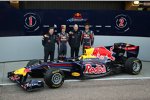 Christian Horner (Teamchef), Sebastian Vettel (Red Bull), Adrian Newey (Technischer Direktor) und Mark Webber (Red Bull) 