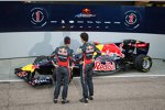 Sebastian Vettel (Red Bull) und Mark Webber (Red Bull) betrachten das neue Auto