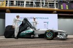 Nico Rosberg und Michael Schumacher (Mercedes) enthüllen den Mercedes MGP W02