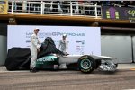 Nico Rosberg und Michael Schumacher (Mercedes) enthüllen den Mercedes MGP W02