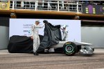 Nico Rosberg und Michael Schumacher (Mercedes) enthüllen den Mercedes MGP W02