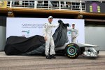 Nico Rosberg und Michael Schumacher (Mercedes) enthüllen den Mercedes MGP W02