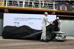 Nico Rosberg und Michael Schumacher (Mercedes) enthüllen den Mercedes MGP W02