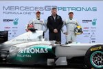 Michael Schumacher (Mercedes), Ross Brawn (Teamchef) und Nico Rosberg (Mercedes) 