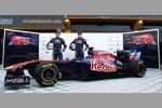 Jaime Alguersuari (Toro Rosso) und Sebastien Buemi (Toro Rosso) mit dem neuen Toro Rosso STR6