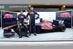 Jaime Alguersuari (Toro Rosso) und Sebastien Buemi (Toro Rosso) mit dem neuen Toro Rosso STR6