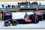 Jaime Alguersuari (Toro Rosso) und Sebastien Buemi (Toro Rosso) mit dem neuen Toro Rosso STR6