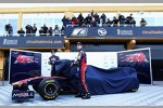 Jaime Alguersuari (Toro Rosso) und Sebastien Buemi (Toro Rosso) mit dem neuen Toro Rosso STR6