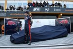 Jaime Alguersuari (Toro Rosso) und Sebastien Buemi (Toro Rosso) mit dem neuen Toro Rosso STR6